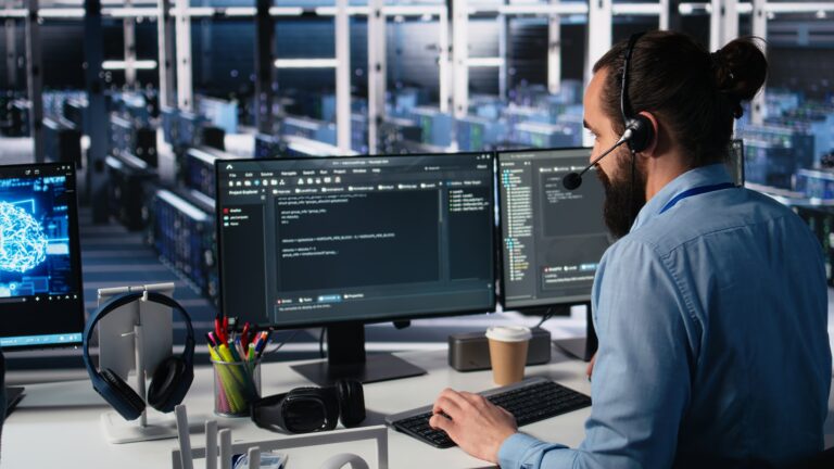 Analityk SOC pracujący przy stanowisku monitoringu bezpieczeństwa IT 24/7